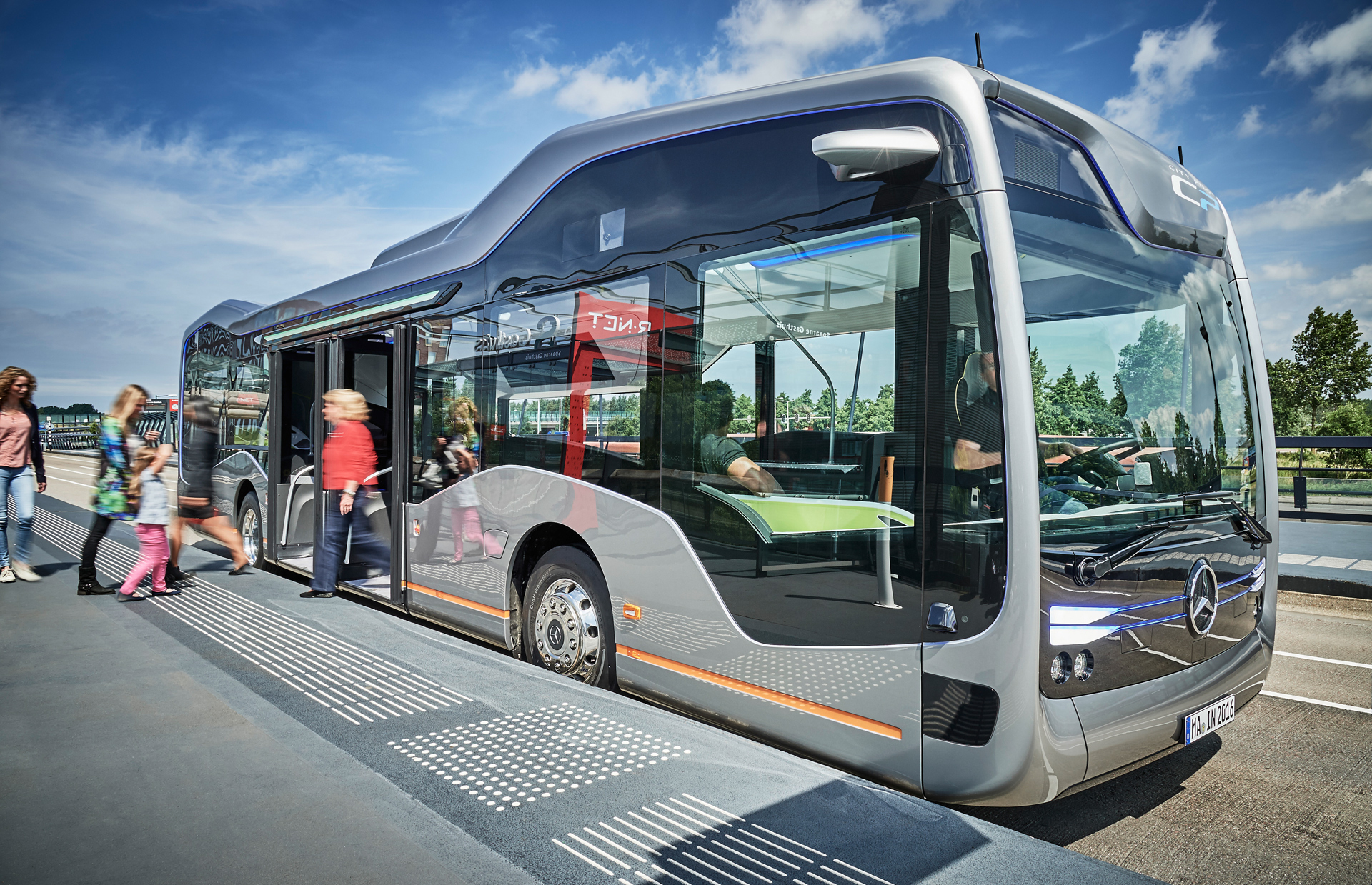 Daimler Buses presents autonomously driving city bus of the future